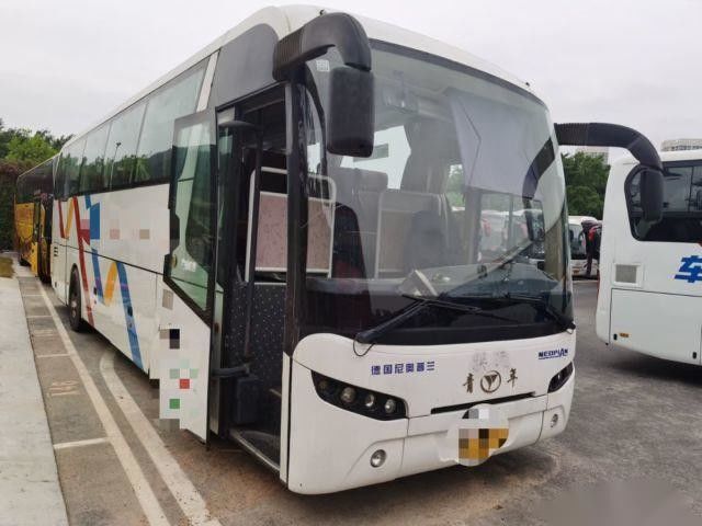 YOUNGMAN JNP6108 39 pose les sièges en cuir de direction partis par châssis d'airbag d'autobus de passager utilisés par autobus arrière de moteur de wp 199kw