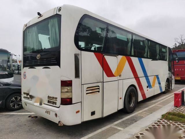 YOUNGMAN JNP6108 39 pose les sièges en cuir de direction partis par châssis d'airbag d'autobus de passager utilisés par autobus arrière de moteur de wp 199kw