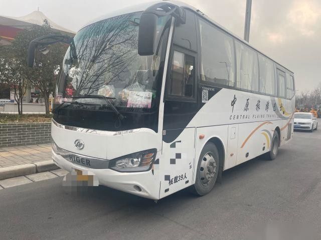 Les sièges plus élevés utilisés du modèle KLQ6882 39 d'autobus le châssis qu'en acier a employé les portes simples du moteur 162kw d'arrière de Yuchai d'autobus de passager sont partis du boeuf