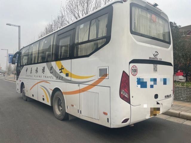 Les sièges plus élevés utilisés du modèle KLQ6882 39 d'autobus le châssis qu'en acier a employé les portes simples du moteur 162kw d'arrière de Yuchai d'autobus de passager sont partis du boeuf