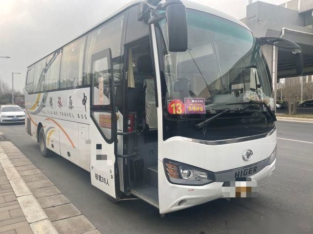 Les sièges plus élevés utilisés du modèle KLQ6882 39 d'autobus le châssis qu'en acier a employé les portes simples du moteur 162kw d'arrière de Yuchai d'autobus de passager sont partis du boeuf