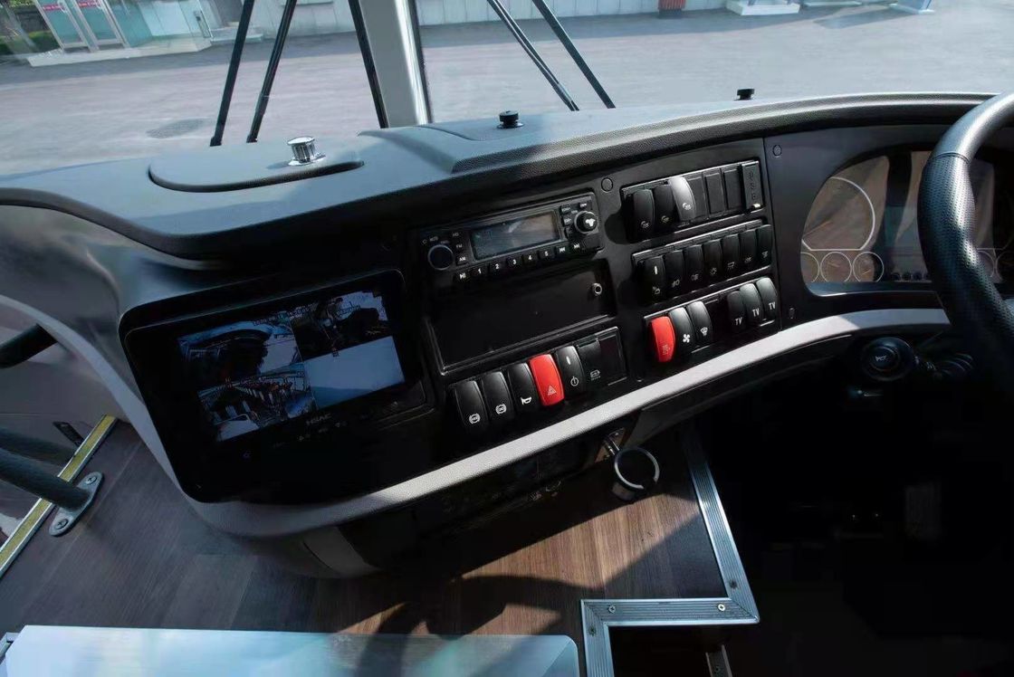 L'autobus tout neuf ZK6126 de Yutong doublent Axle With 58 pose la couleur blanche dans le moteur arrière de promotion