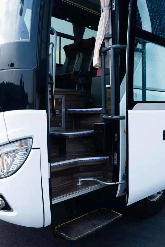 L'autobus tout neuf ZK6126 de Yutong doublent Axle With 58 pose la couleur blanche dans le moteur arrière de promotion