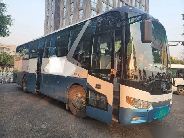 Commande de emballage nue utilisée de main gauche de yuchai de sièges de l'autobus LCK6119 48 de zhongtong de moteur d'airbag de portes à deux battants arrière de châssis
