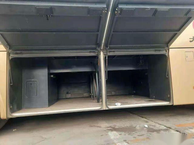 L'entraîneur utilisé par marque plus élevée Bus KLQ6109 46 pose la porte gauche de Singel de direction de bas kilomètre