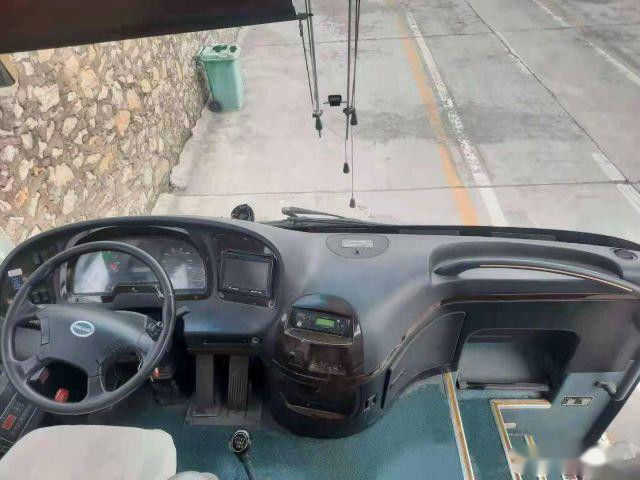 L'entraîneur utilisé par marque plus élevée Bus KLQ6109 46 pose la porte gauche de Singel de direction de bas kilomètre