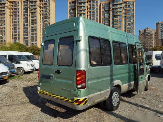 Minibus d'occasion de 17 places de marque 2.8T moteur diesel Porte électrique Euro III