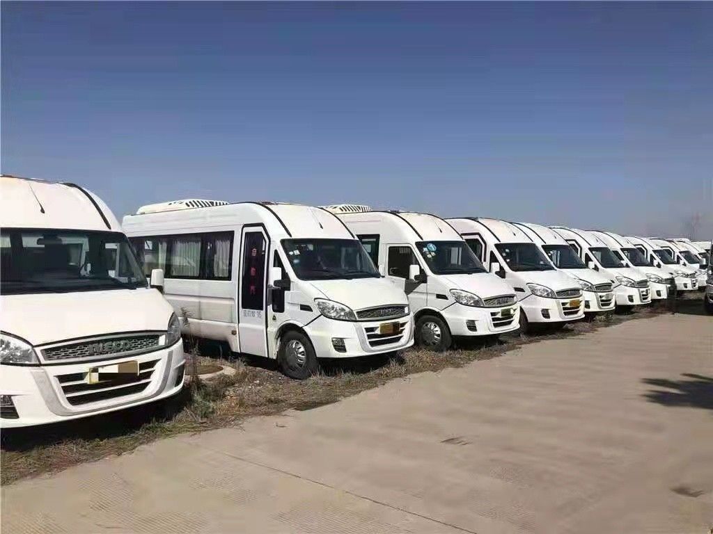 Minibus blanc d'occasion et neuf 15 places 129 CV Diesel Année 2016-2017