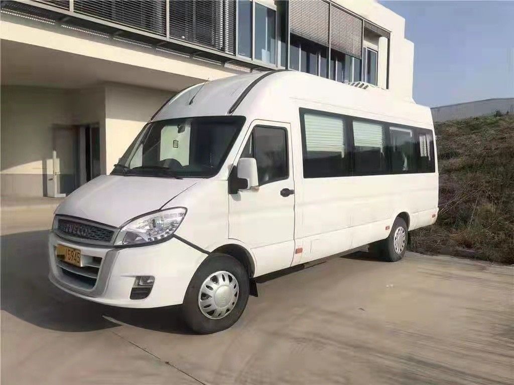 Minibus blanc d'occasion et neuf 15 places 129 CV Diesel Année 2016-2017