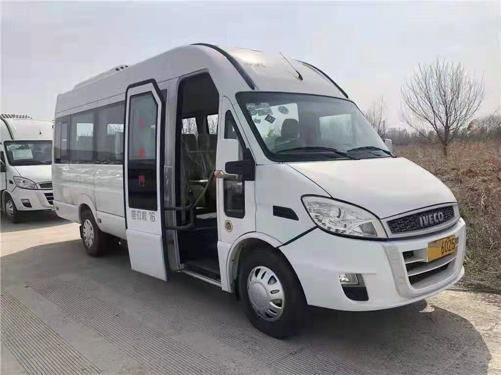 Minibus blanc d'occasion et neuf 15 places 129 CV Diesel Année 2016-2017
