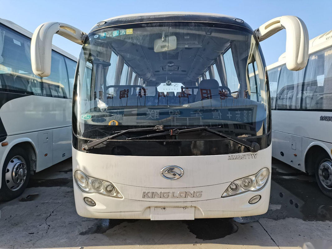 Le moteur arrière utilisé 132kw de Cummins de sièges de Bus XMQ6771 30 d'entraîneur a laissé l'autobus utilisé de direction de Kinglong