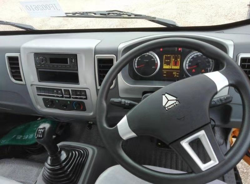La direction droite toute neuve de Sinotruck HOWO RHD conduisent 10 Ton Cargo Truck 4X2