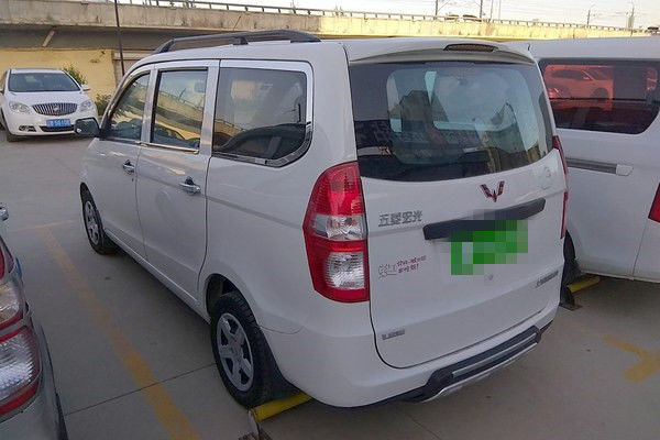 Les sièges Mini Bus Used Cars Gasoline de la voiture d'occasion 7 de Wuling de 2014 ans alimentent la commande de LHD