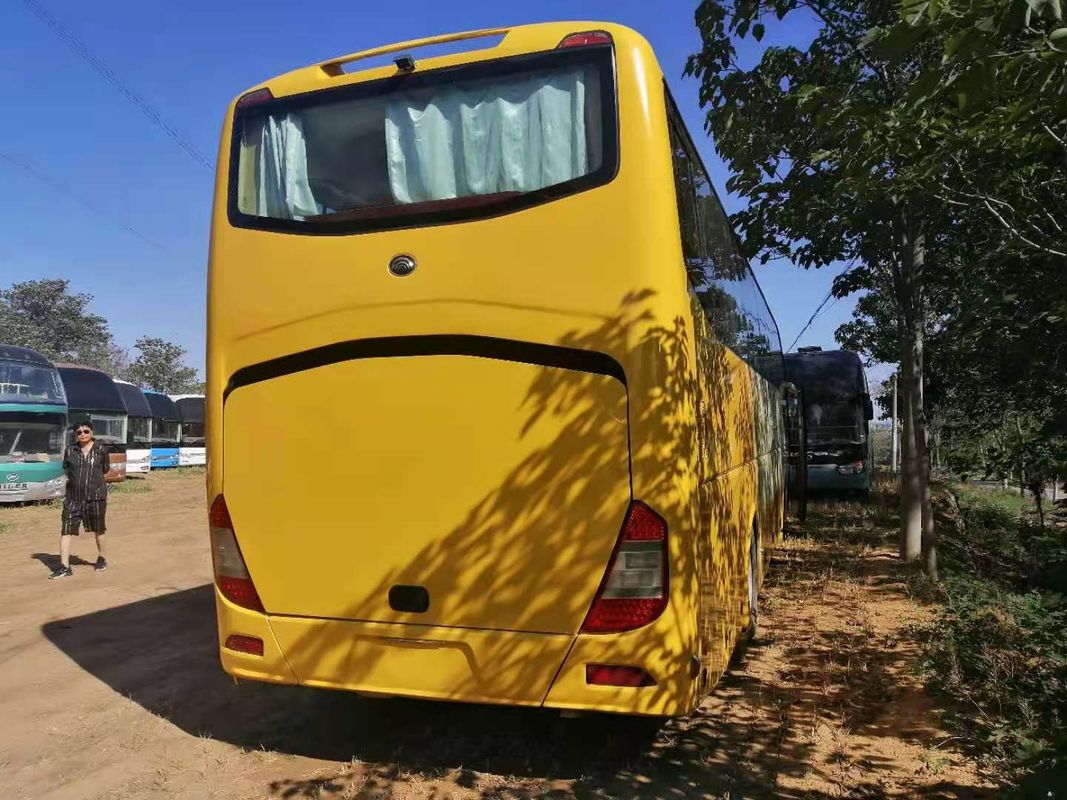 Le moteur arrière utilisé de disposition des sièges 2+3 du bus touristique ZK6127 61 de Yutong a laissé à EuroIII de direction le bas kilomètre