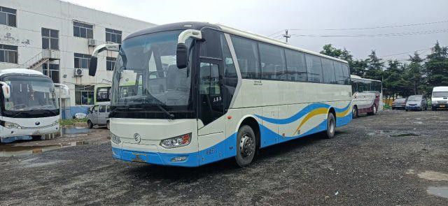 Le bus touristique utilisé pour l'Afrique a employé le bas kilomètre de Dragon Bus Yuchai Rear Engine 233kw 53seats de l'euro IV de châssis d'or d'airbag