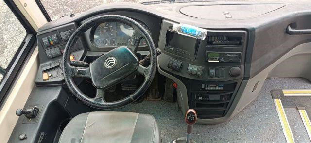 Le bus touristique utilisé pour l'Afrique a employé le bas kilomètre de Dragon Bus Yuchai Rear Engine 233kw 53seats de l'euro IV de châssis d'or d'airbag