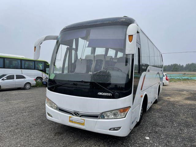 L'autobus utilisé XMQ6859 37 de Kinglong pose le bus touristique utilisé par III simple en acier d'euro de moteur d'arrière de Yuchia de porte de châssis
