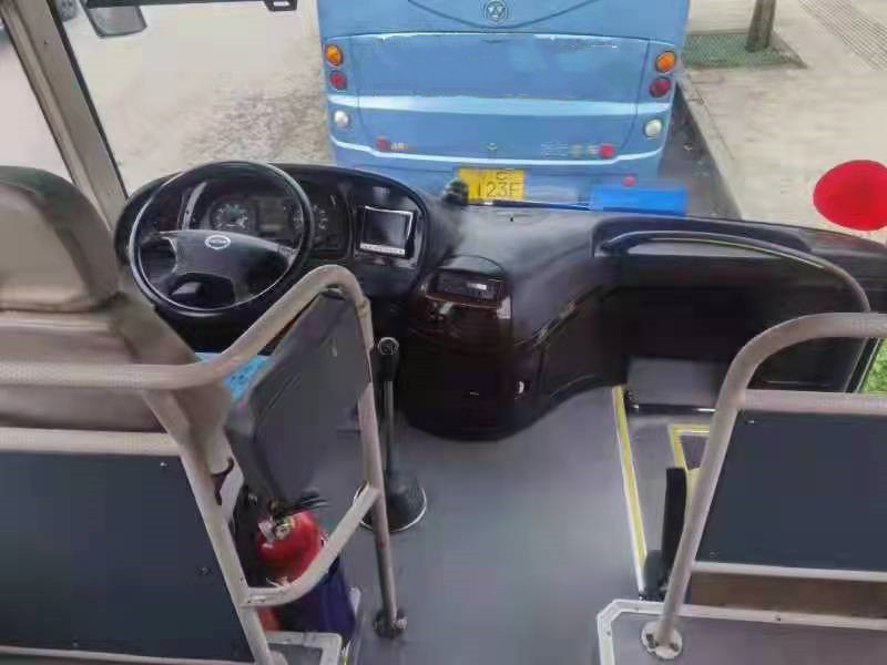Un plus haut autobus dans le long autobus utilisé de caboteur de Toyota de disposition des sièges RHD Front Engine 2+3 de Buses 65 d'entraîneur de la Tanzanie KLQ6129 Yutong