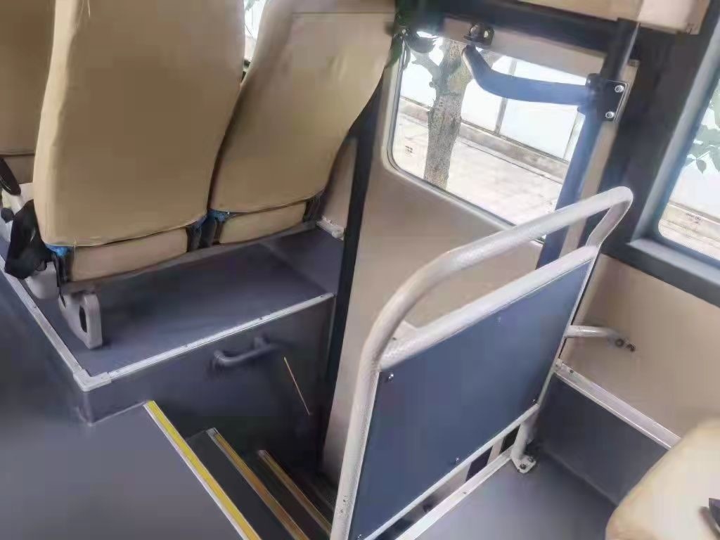 Un plus haut autobus dans le long autobus utilisé de caboteur de Toyota de disposition des sièges RHD Front Engine 2+3 de Buses 65 d'entraîneur de la Tanzanie KLQ6129 Yutong