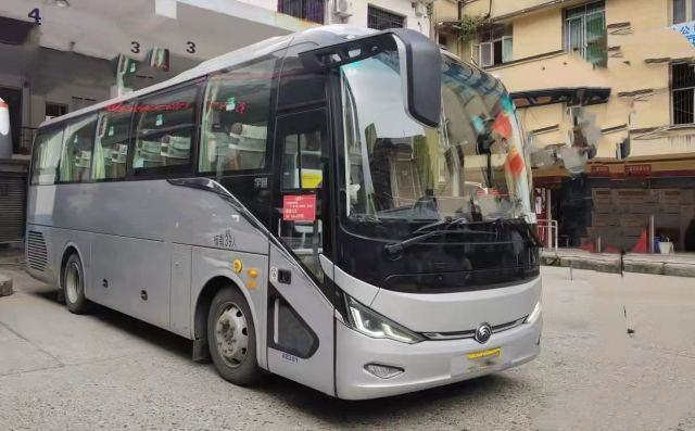 Yutong a utilisé le car Bus Luxury de l'autobus ZK6907 de 2021 39 sièges que l'autobus de Yutong évalue le châssis diesel d'airbag
