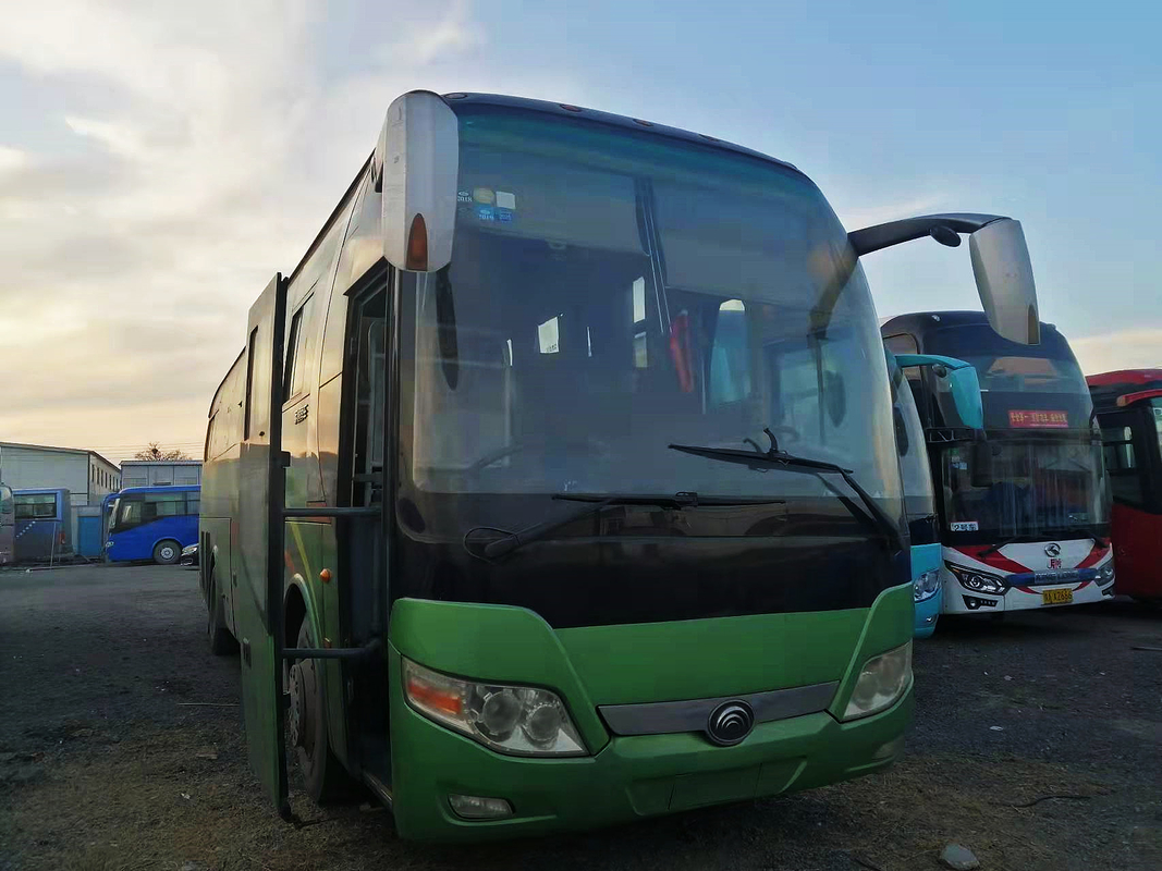 Bus de passagers de l'entraîneur ZK6110 de Yutong 49 sièges 2 + 2 disposition autobus de passagers utilisé deux portes