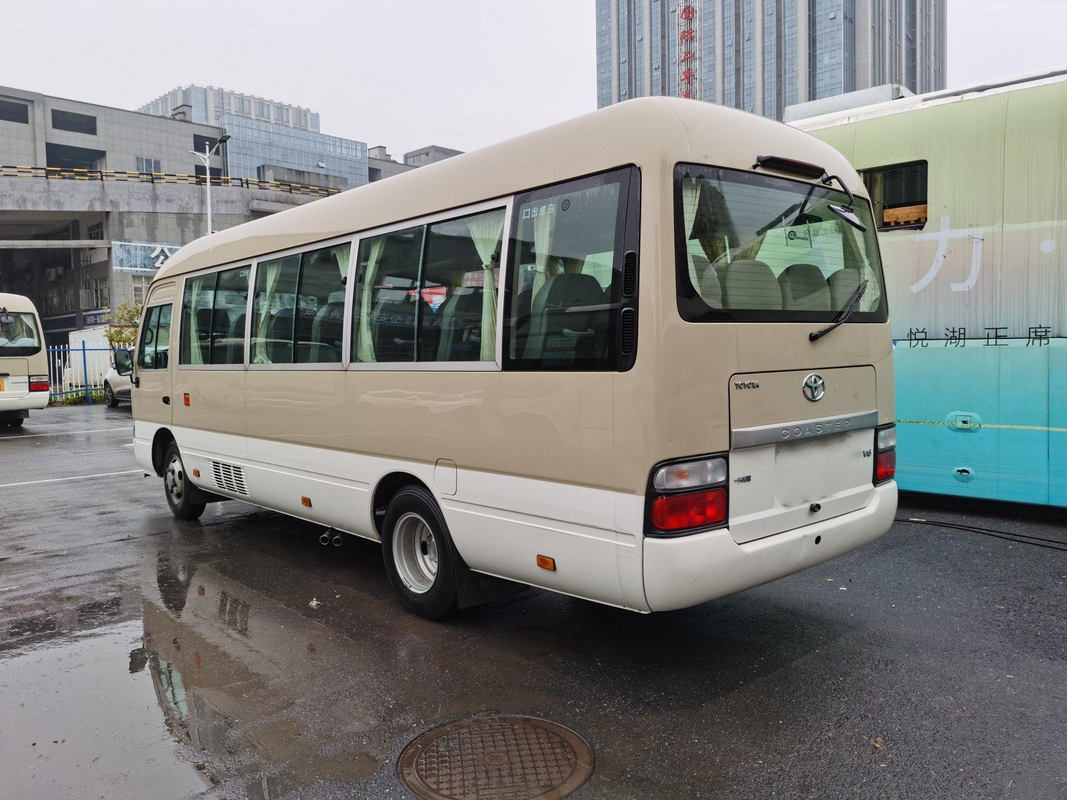 Autobus kaki de Seater du moteur 23 de Hino d'autobus de caboteur d'occasion de LHD avec le système de luxe d'a/c