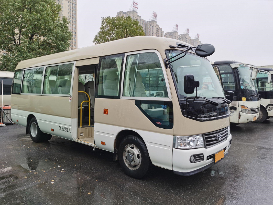 Autobus kaki de Seater du moteur 23 de Hino d'autobus de caboteur d'occasion de LHD avec le système de luxe d'a/c