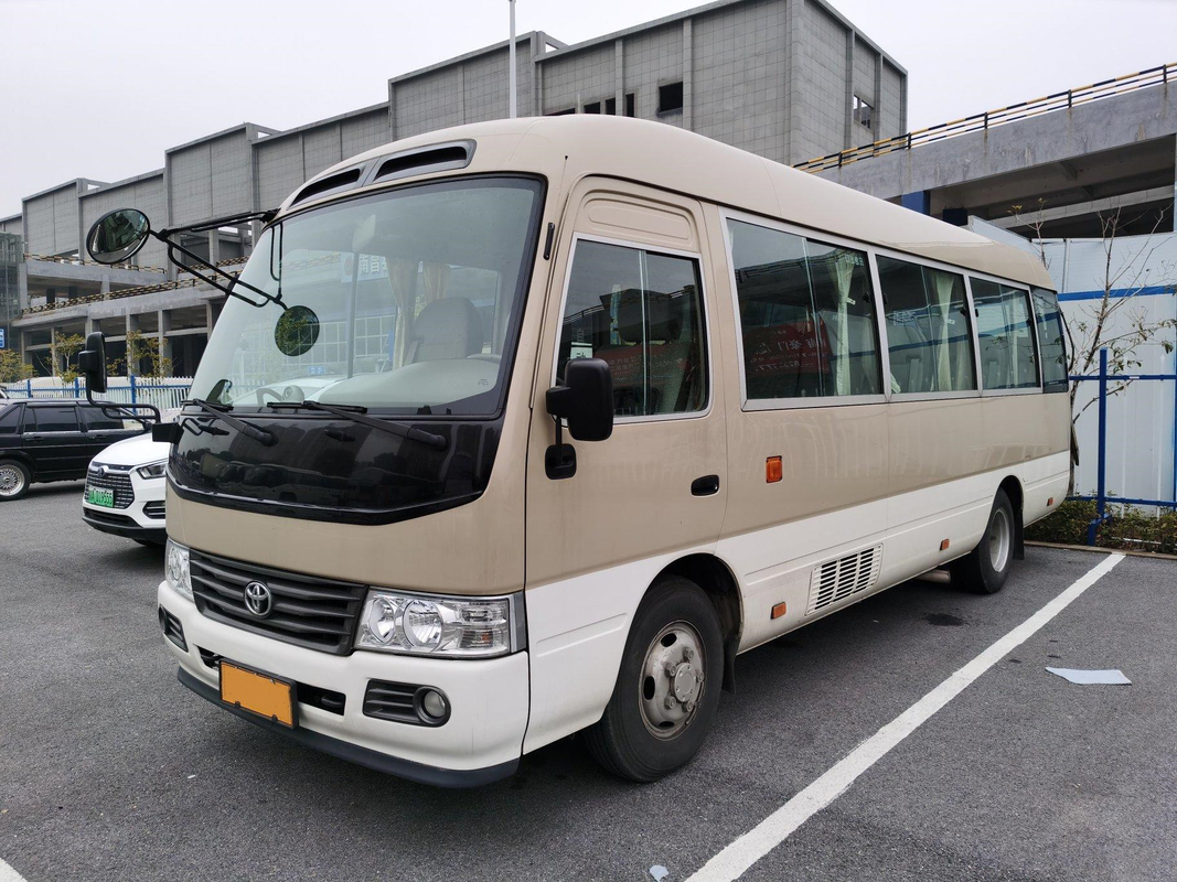 Autobus kaki de Seater du moteur 23 de Hino d'autobus de caboteur d'occasion de LHD avec le système de luxe d'a/c