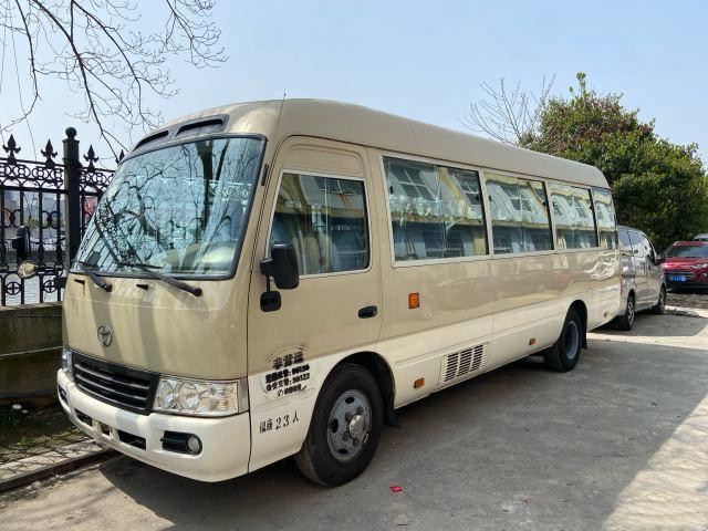 La porte actionnée par manuel diesel utilisée par année utilisée de Mini Bus de caboteur de Toyota en 2011 transporte l'autobus de luxe utilisé avec 23 sièges