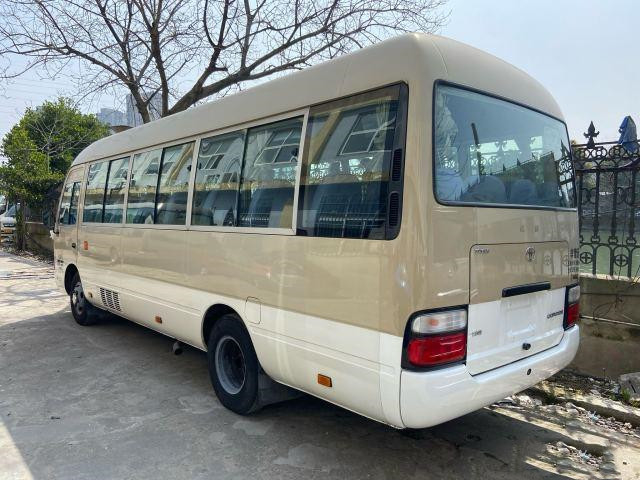 La porte actionnée par manuel diesel utilisée par année utilisée de Mini Bus de caboteur de Toyota en 2011 transporte l'autobus de luxe utilisé avec 23 sièges