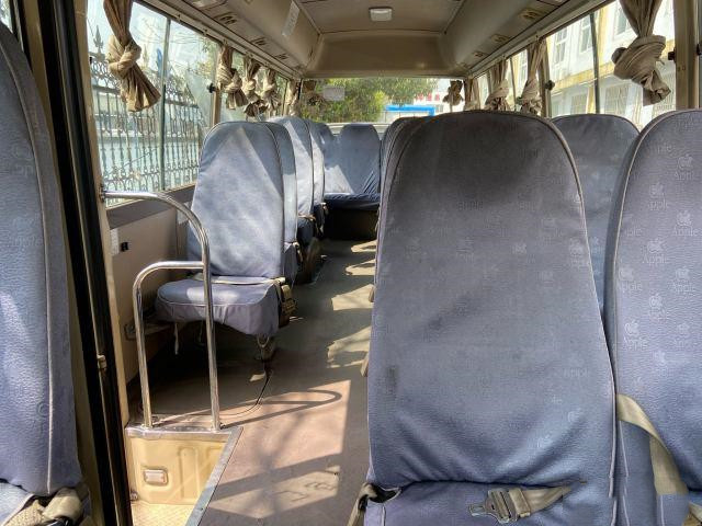 La porte actionnée par manuel diesel utilisée par année utilisée de Mini Bus de caboteur de Toyota en 2011 transporte l'autobus de luxe utilisé avec 23 sièges