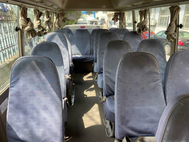 La porte actionnée par manuel diesel utilisée par année utilisée de Mini Bus de caboteur de Toyota en 2011 transporte l'autobus de luxe utilisé avec 23 sièges