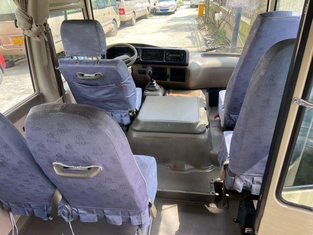 La porte actionnée par manuel diesel utilisée par année utilisée de Mini Bus de caboteur de Toyota en 2011 transporte l'autobus de luxe utilisé avec 23 sièges
