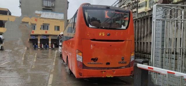 Les bus touristiques utilisés ZK6998 de Yutong ont employé l'année de luxe de 39 de sièges de Yuchai de car diesel de moteur autobus de Buses Used Intercity en 2014