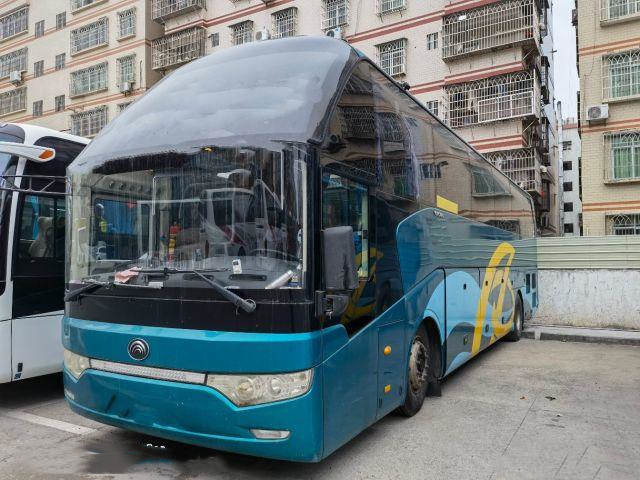 La conduite à droite Yutong de la première classe transportent le car arrière Luxury de moteur de ZK6122H 51 Seater