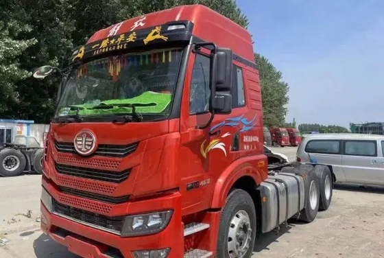 Remorque de boîte à chevaux d'occasion 2021 ans couleur rouge 6 × 4 mode d'entraînement moteur Weichai 460hp utilisé camion tracteur FAW