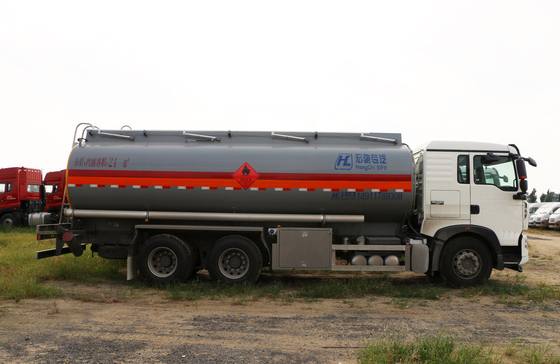 Sinotruck Howo 6*4 Mode de conduite 10 Pneus pétrolier camion-citerne 25 m3 10 mètres de longueur LHD