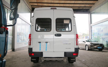Le minibus utilisé et nouveau 6 de marque blanche d'Iveco pose l'an du diesel 2013-2018 de 129 puissances en chevaux