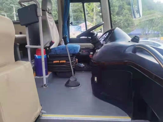 Un plus haut autobus dans le long autobus utilisé de caboteur de Toyota de disposition des sièges RHD Front Engine 2+3 de Buses 65 d'entraîneur de la Tanzanie KLQ6129 Yutong